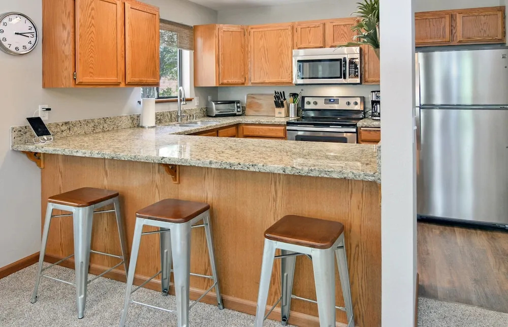 11443 Northwoods Blvd House Unit B - 2 Br home by RedAwning