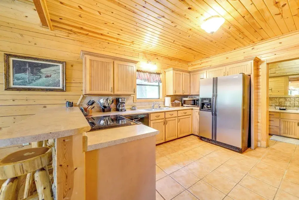 3 Mi to State Park & Lake: Broken Bow Cabin!