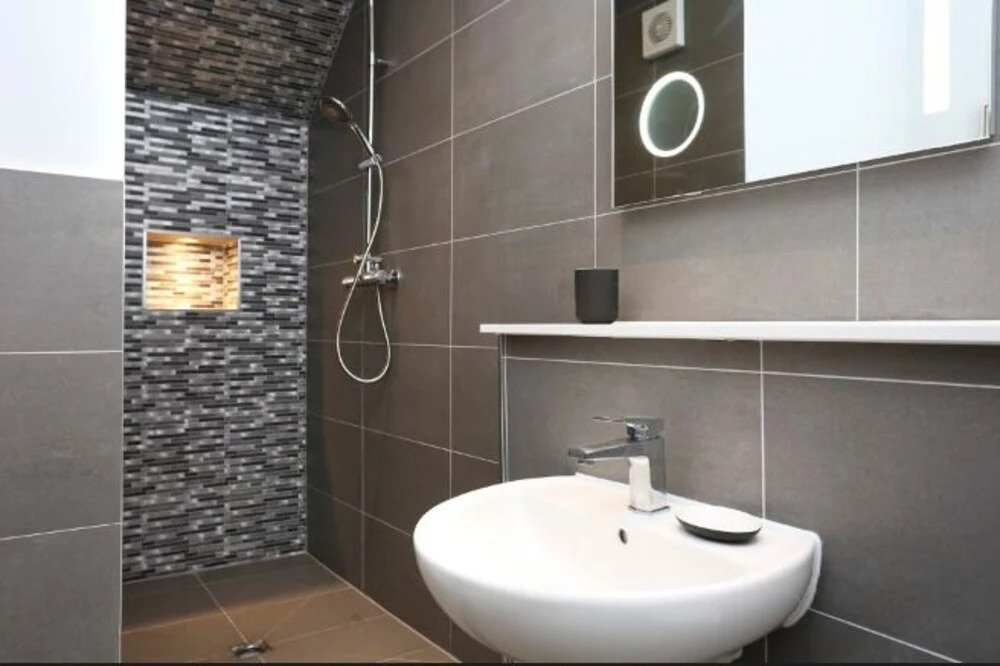 Modern, Stylish Apt. in Excellent Central Location