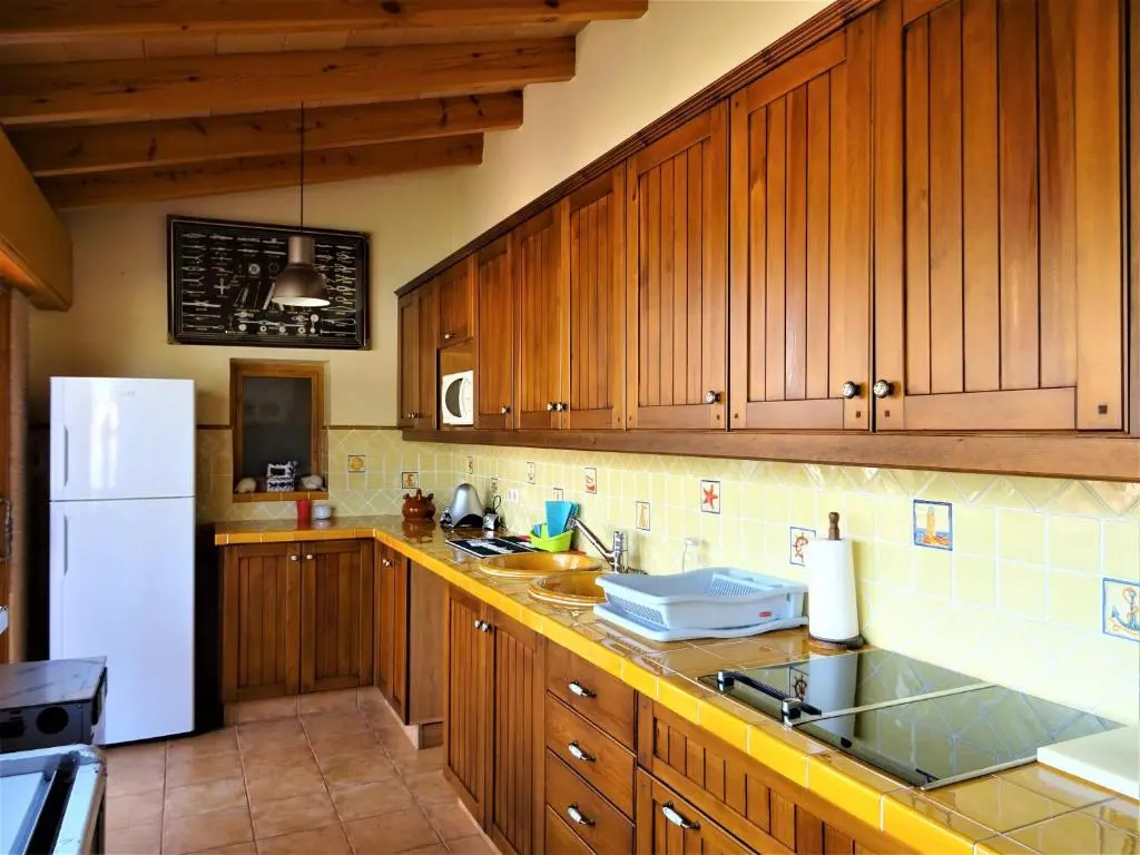 Villa with private pool and tennis court 150 metres from the sea-Villa el Olivo