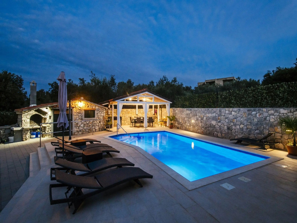 Beautiful Holiday Home in Mali Iz With Pool