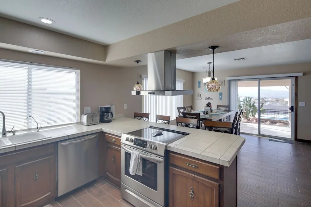 2 Mi to Lake Havasu: Private Oasis w/ Pool & Views