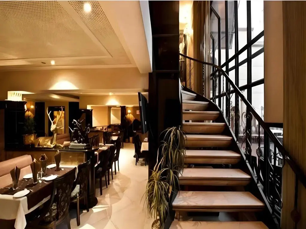 Rajhans Hotel