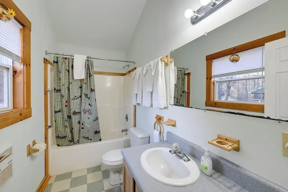 Pet-friendly Smoky Mountain Cabin: Hunt & Fish!