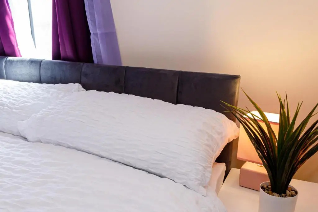 4 Beds Sleeps 6 - Elegance Leisure Stay, Burnley