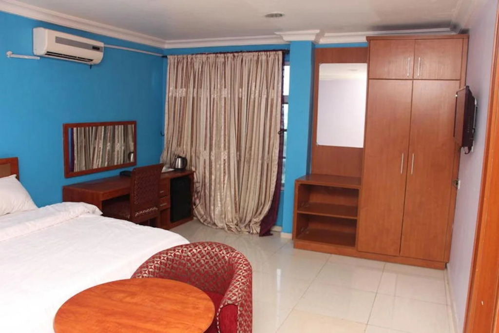 Reverton Hotel