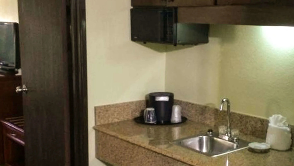 Alexis Inn and Suites Hotel