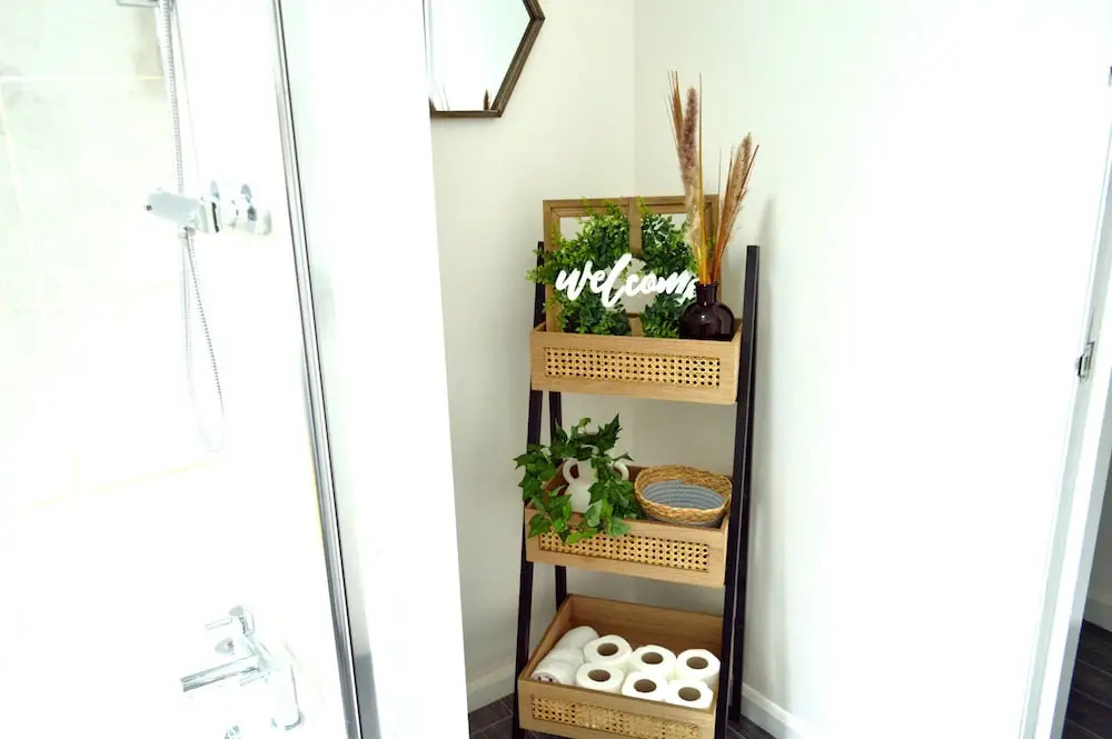Beautiful Two-bed Apartment With Driveway Parking