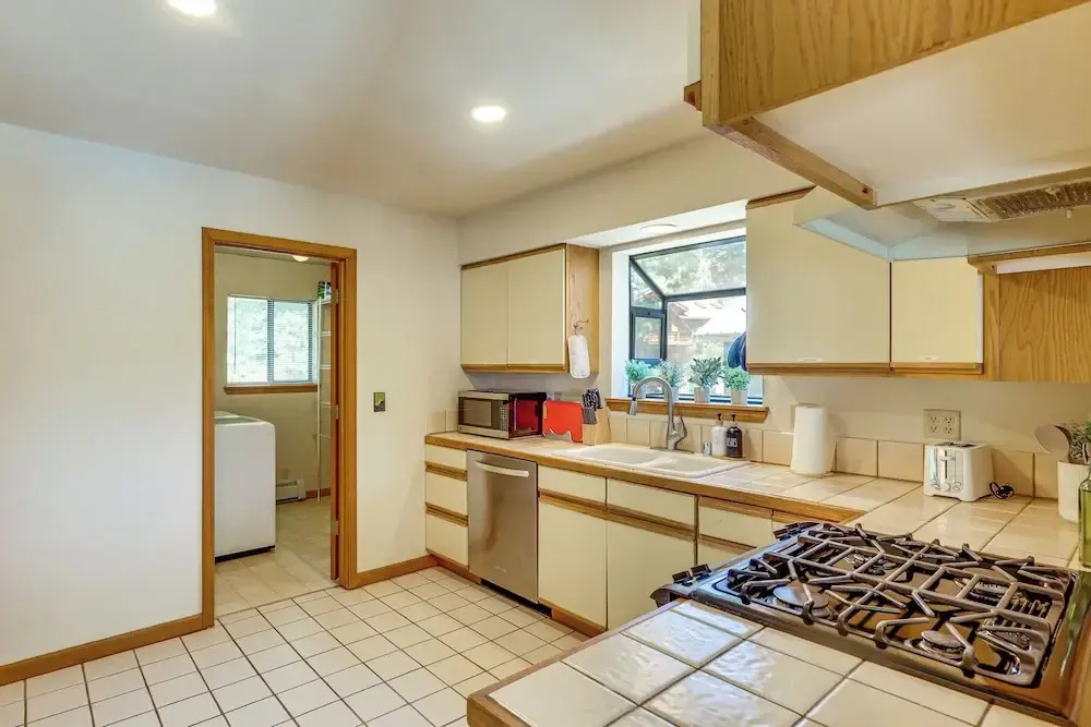 3 Mi to Lake Tahoe: Forest-view Sanctuary w/ Deck!