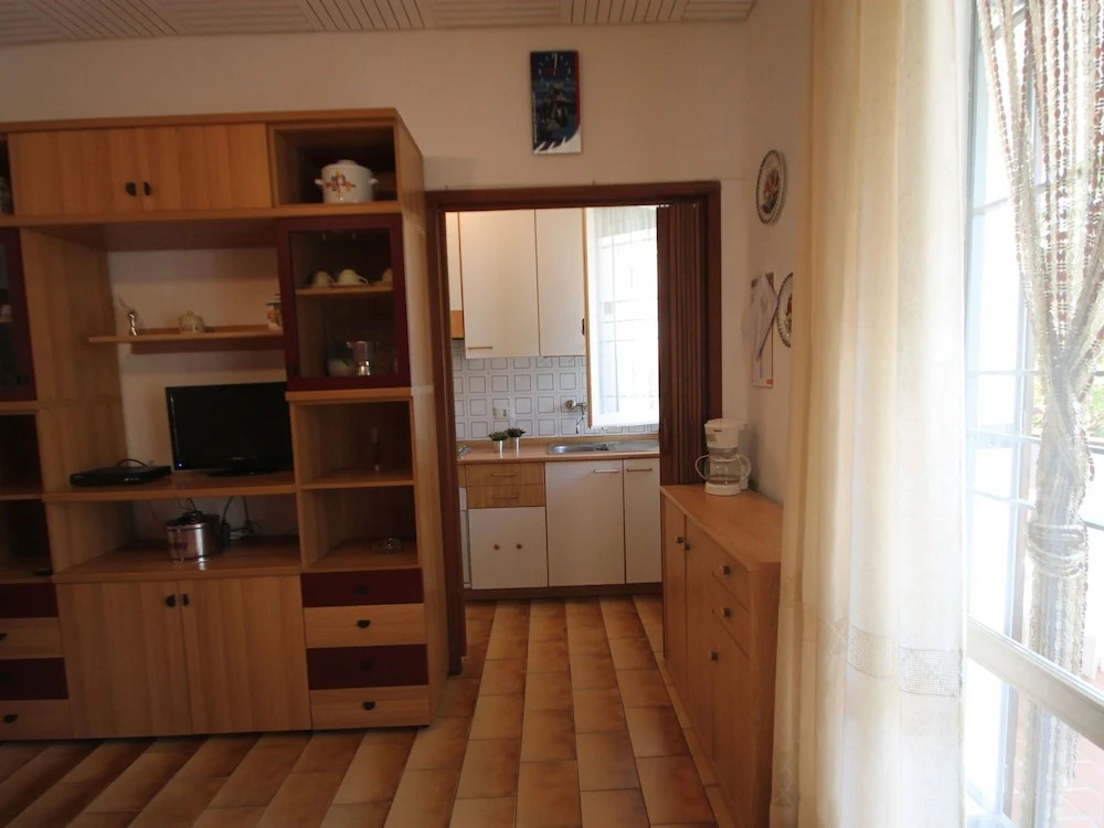 Spacious House near Beach with Private Garden & Interior Car Park