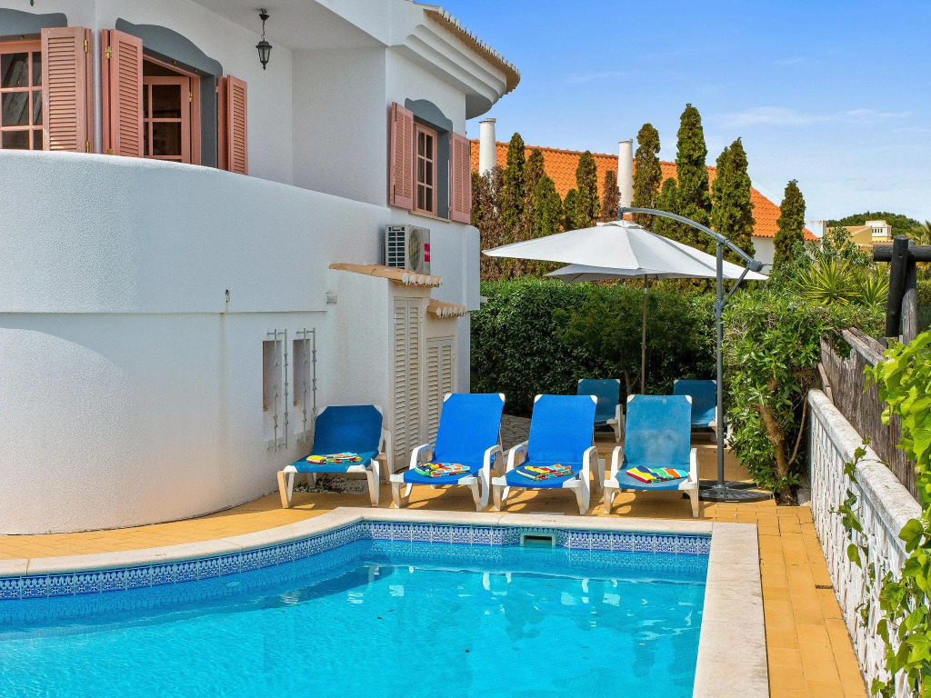 Spacious 4 Bedroom detached villa with swimming pool near the Old Village