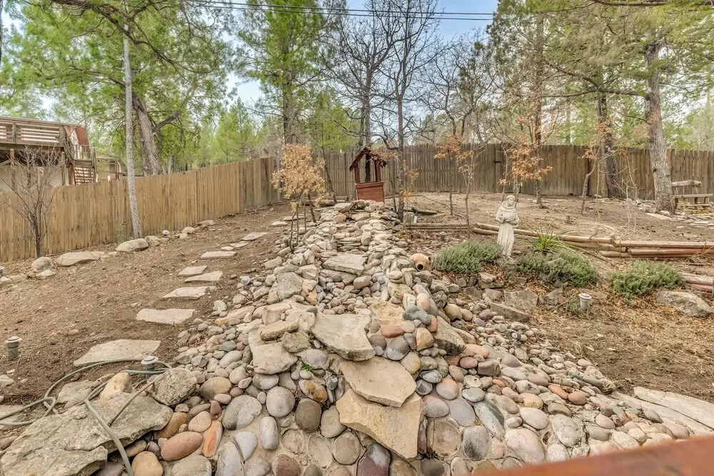 Ruidoso Cabin w/ Deck ~ 1 Mi to Midtown!