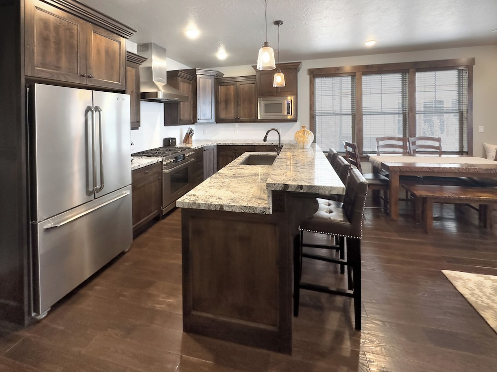 Ideal Condo 2 Minute Drive to Deer Valley's Lift