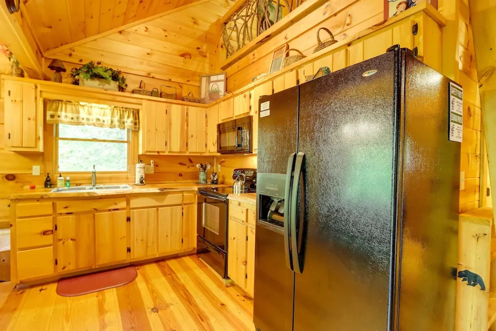 On Fightingtown Creek: Forested Mccaysville Cabin!