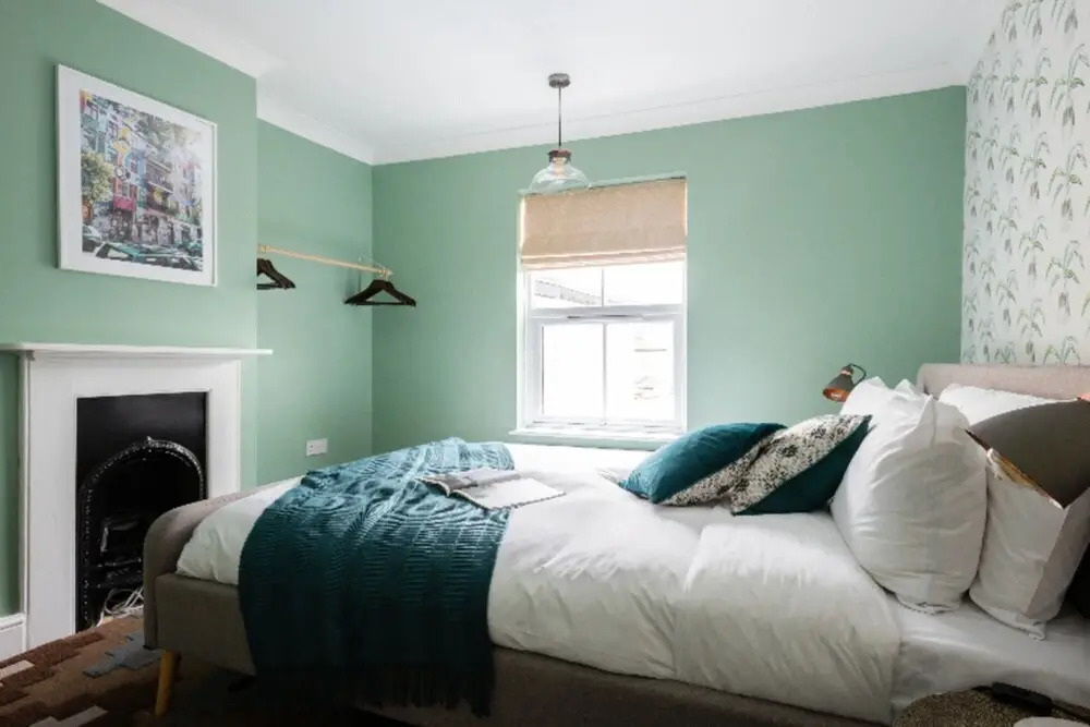 The Victoria Cottage - Bright 3bdr Terraced Home With Patio and Parking