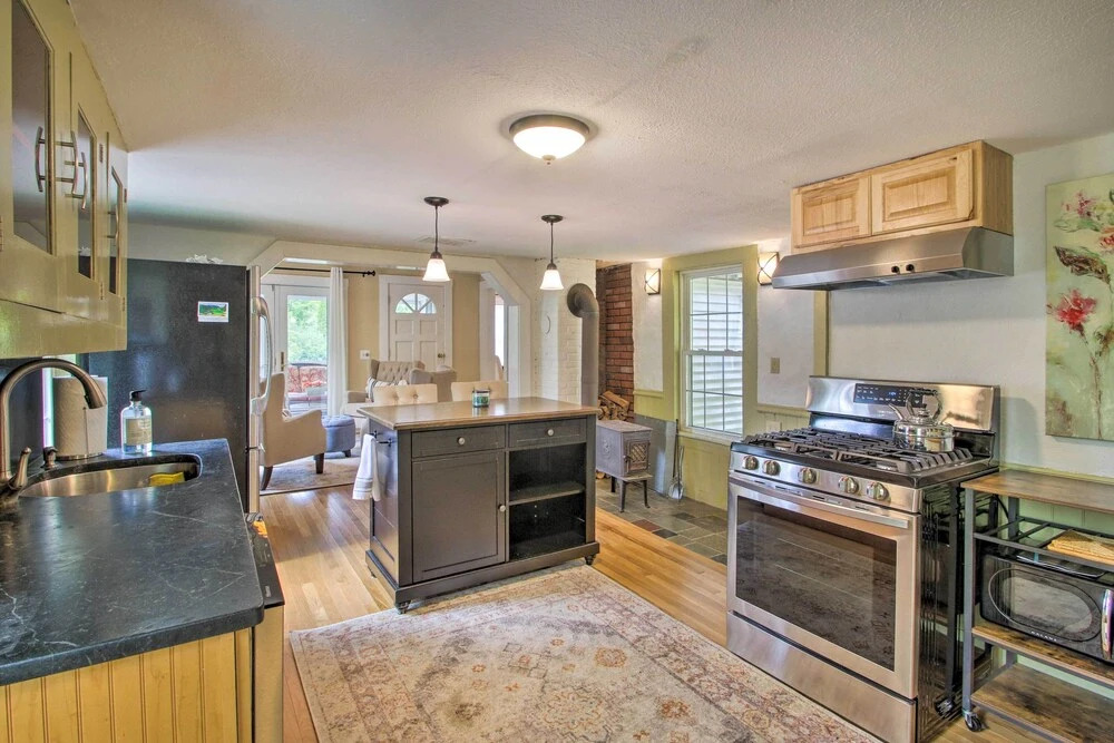 Modern Home ~ 2 Mi to Cranmore Mountain Resort!