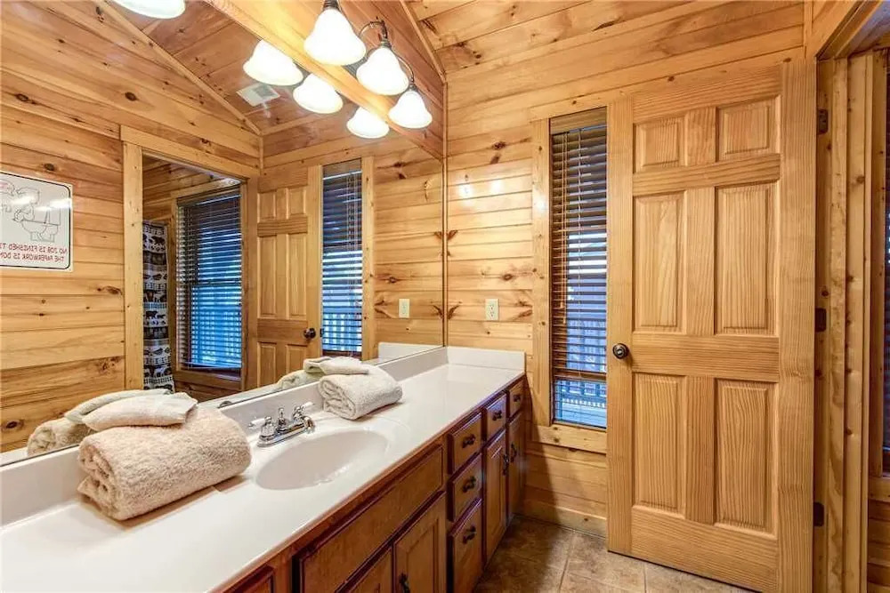 Hemlock Inn - Eight Bedroom Cabin