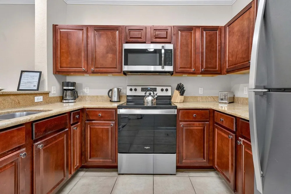 Condo 2BR With Lanai & Shared Pool, hot Tub, gym