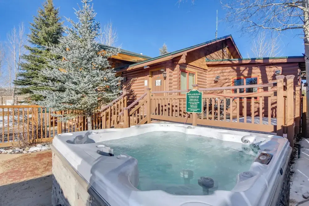 Riverfront Cabin, 4 Mi to Granby Ranch