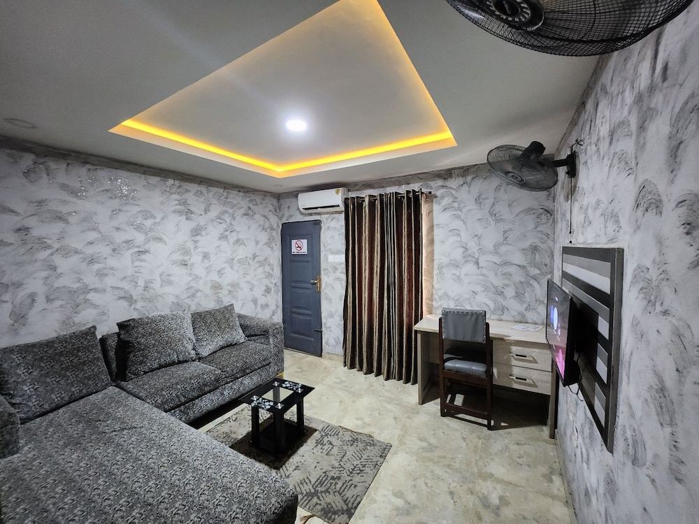 DeRadiant Lodge