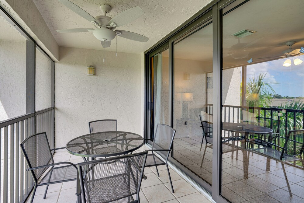 Resort-style Fort Myers Gem: Swim, Golf & Cruise!
