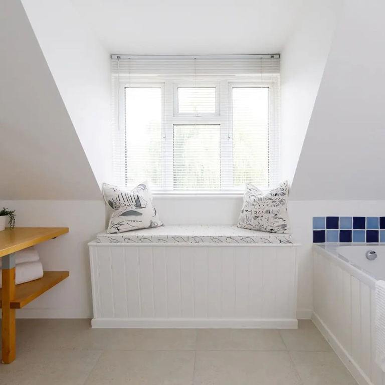 Secluded rural retreat close to beach - sleeps 12