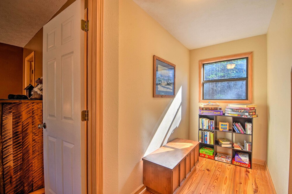 Family-friendly Cabin ~ 1 Mile to Hike & Swim!