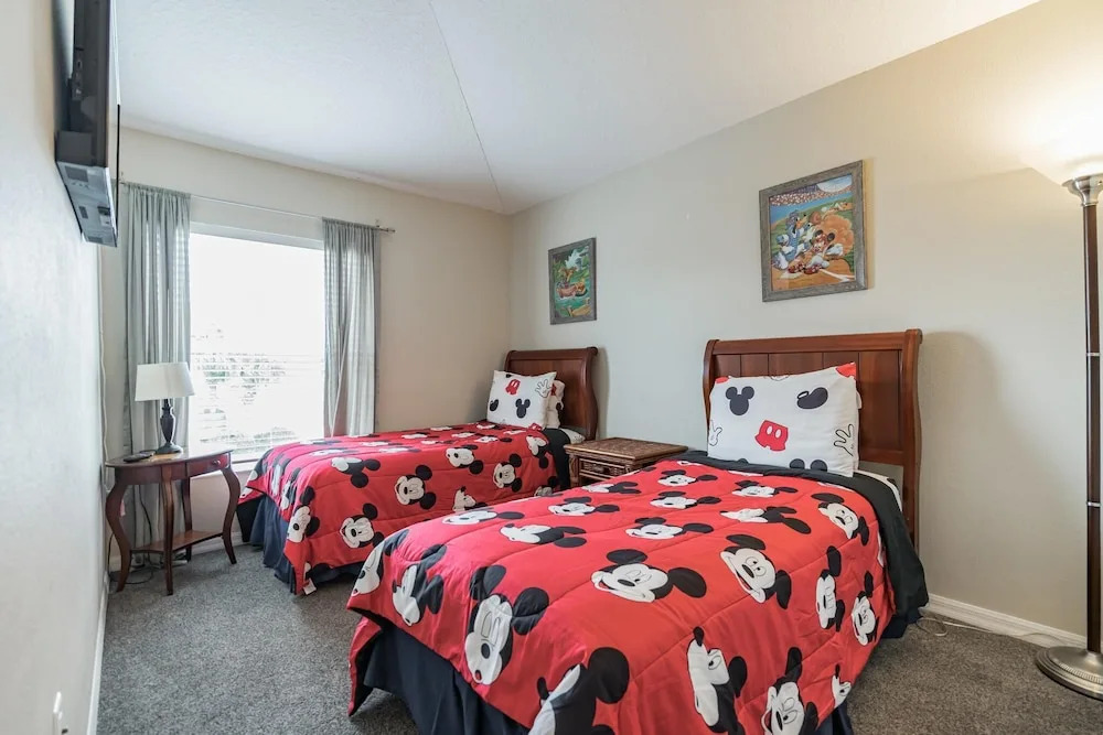 Huge Screened Patio That Overlooks Lake Buck, Near Famous Attractions!!
