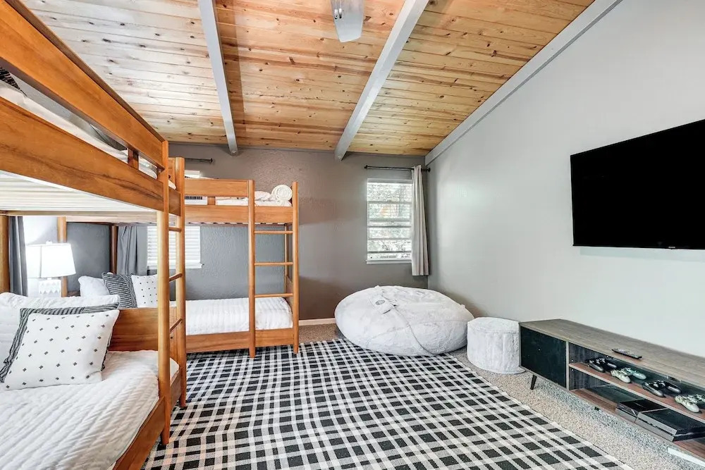 Arnold Family Cabin w/ Hot Tub, Arcade & Deck