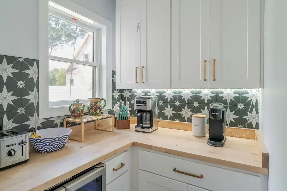 Hot Tub + Private Beach: Waterfront Urbanna Escape