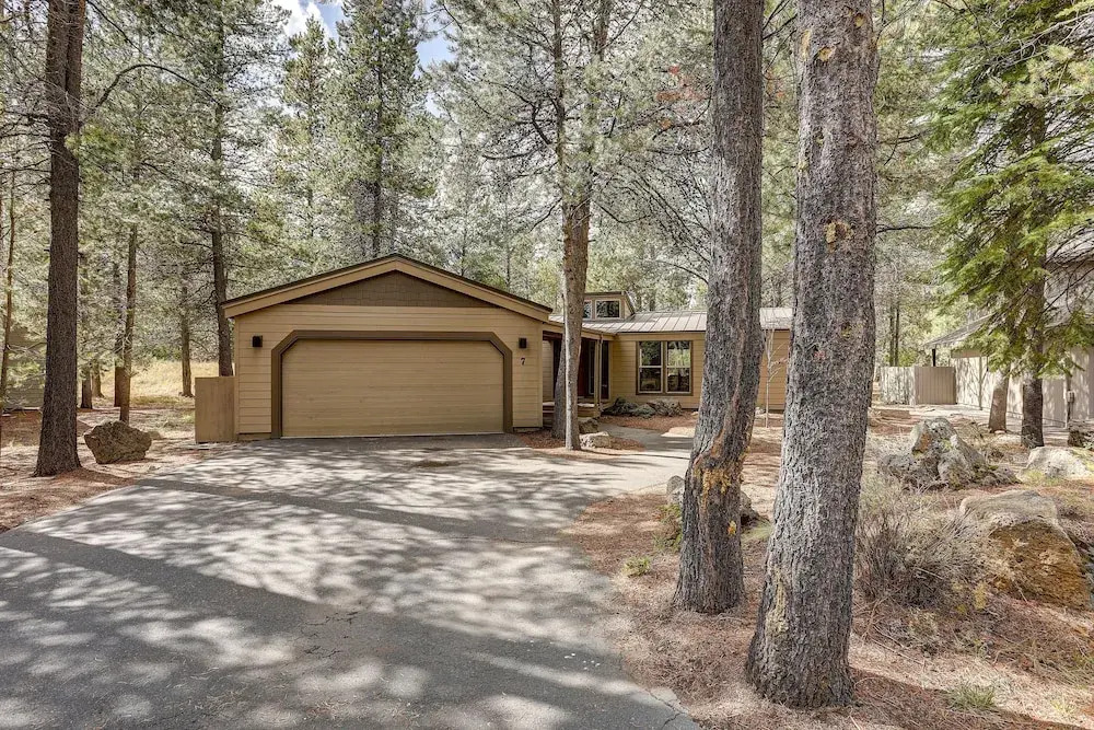 7 Approach Classic Home with Private Hot Tub and BBQ on the Deck by RedAwning