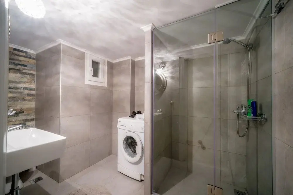Acropolis Deluxe Apt Must