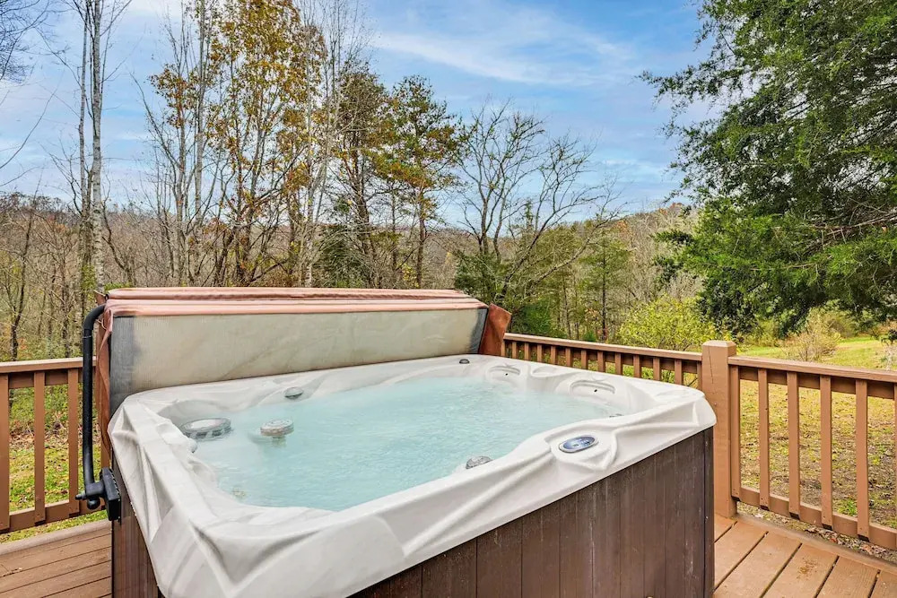 Cozy Couples Getaway w/ Hot Tub: 'fox Ridge Cabin'