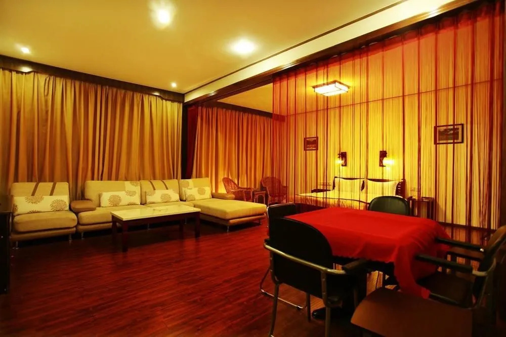 Red Eight Commercial Hotel