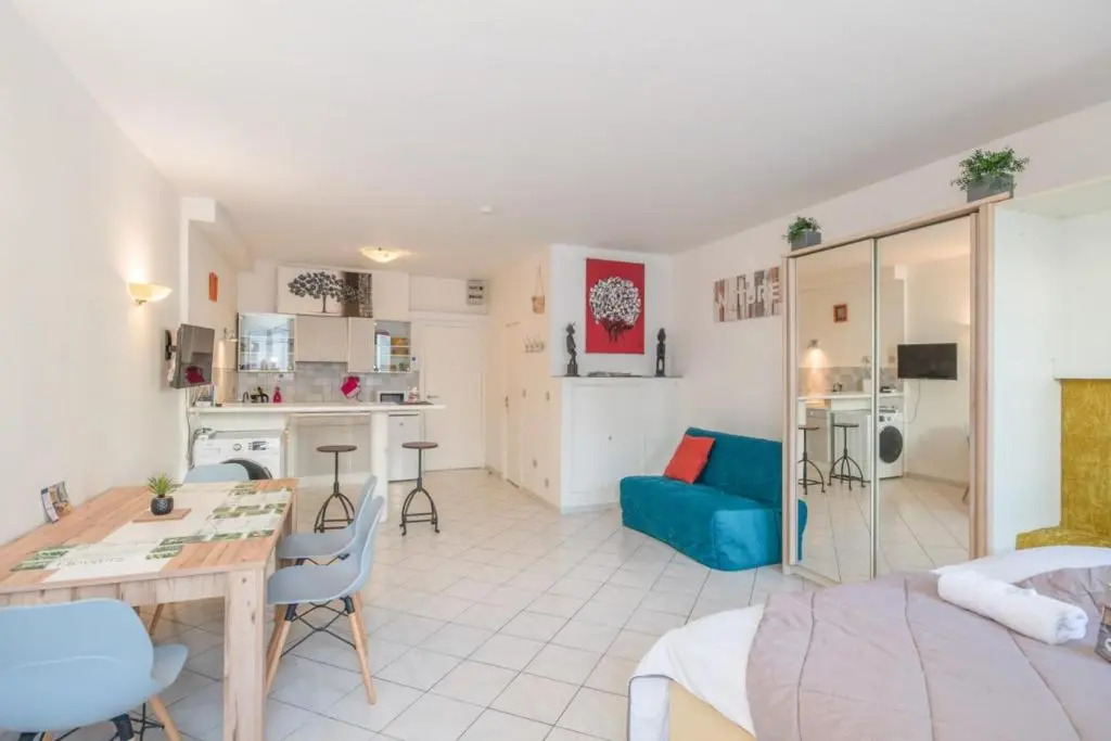Large and bright studio with AC at the heart of Avignon - Welkeys