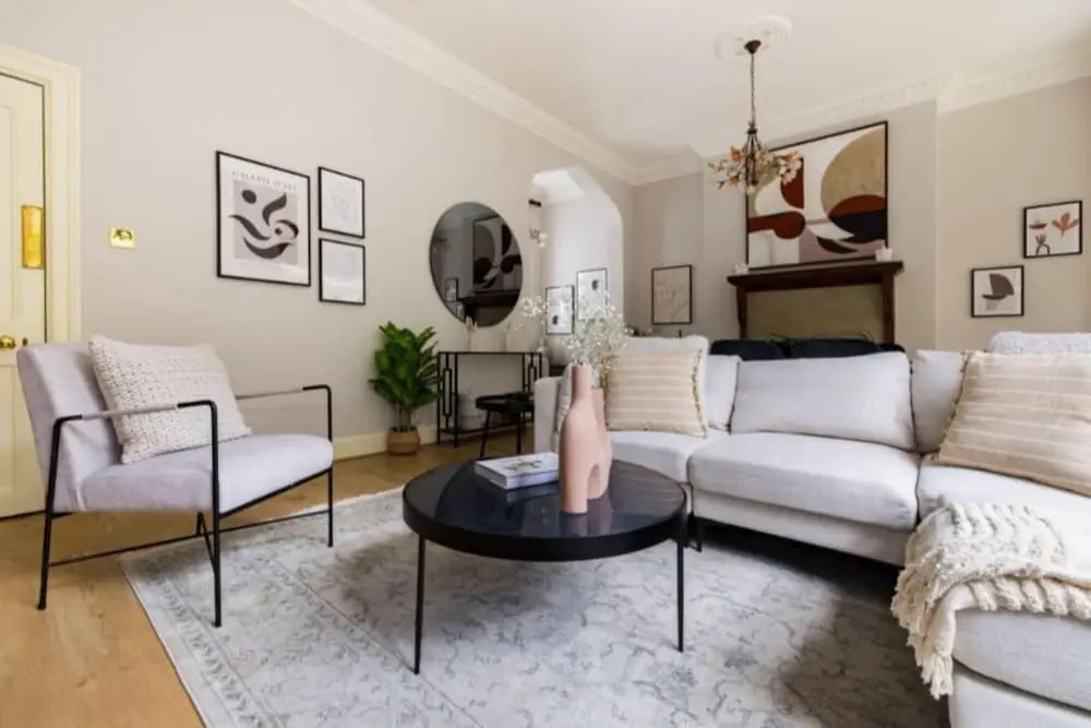The Woking Wonder - Captivating 3BDR Flat with Parking