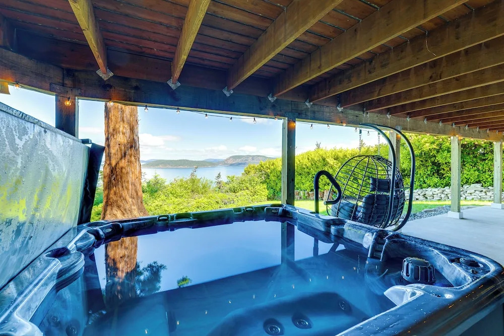 Snow Goose Point: Stunning Views & New Hot Tub