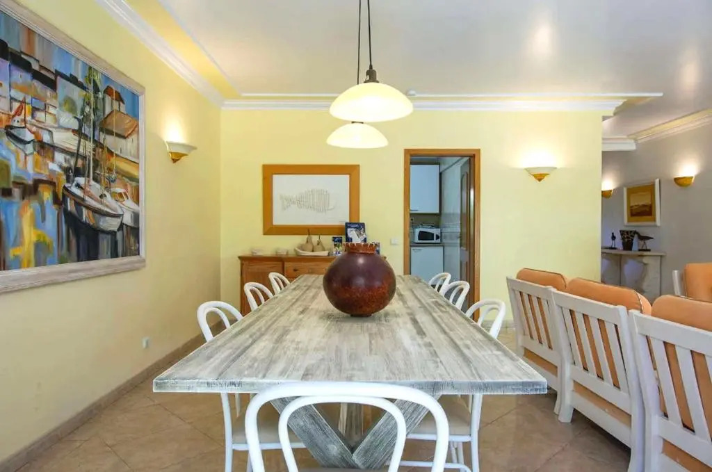 A stylish villa with a private pool, short drive from the centre, free AC Wifi