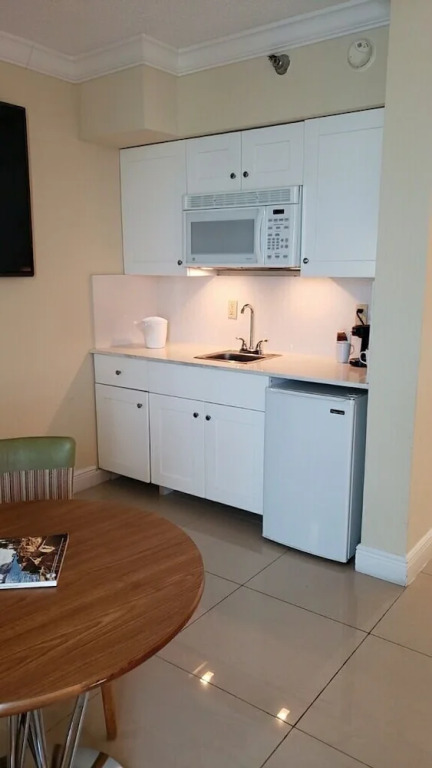 Newly Renovated Studio with Kitchenette