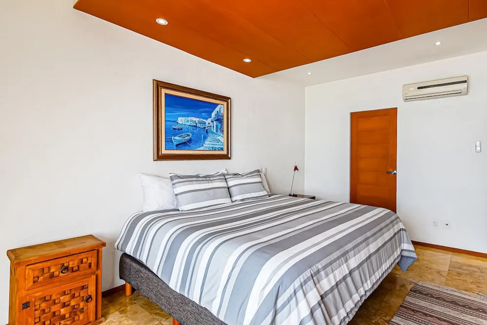 Beachfront 4th-floor Condo With Views, Outdoor Pool, Balcony, W/D & Central AC