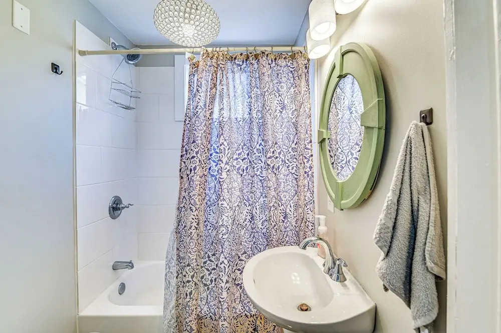 Charming Abode ~ 2 Mi to Mississippi State Campus!