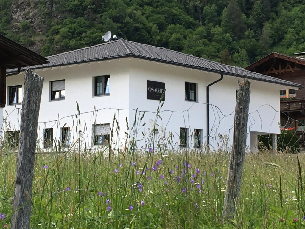 Oskar Apartments