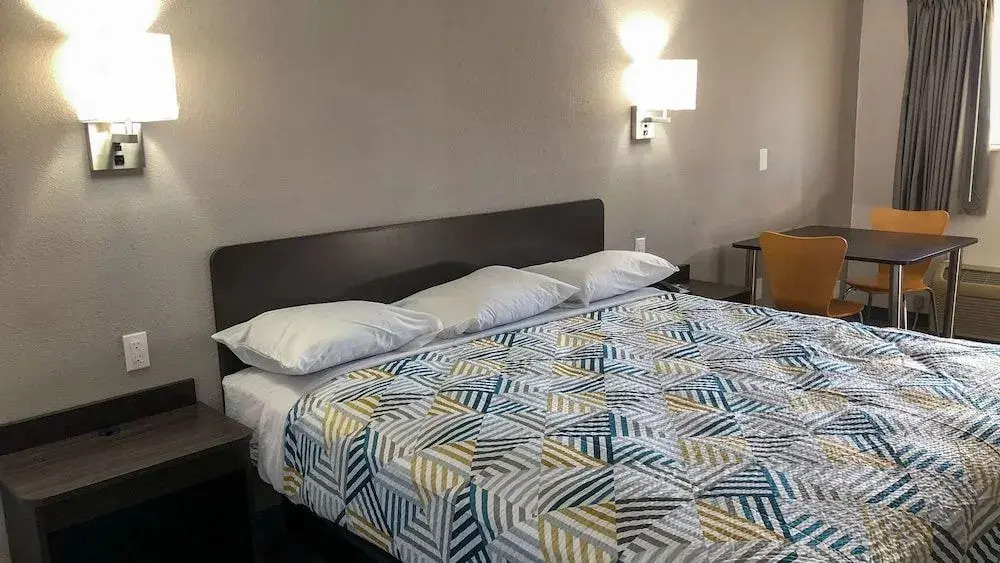Motel 6 Columbus, OH - Quarter Horse