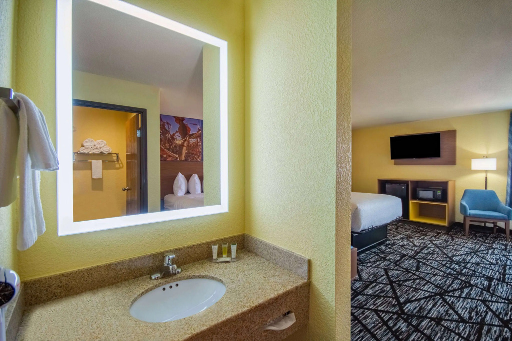 Days Inn by Wyndham Evansdale Waterloo