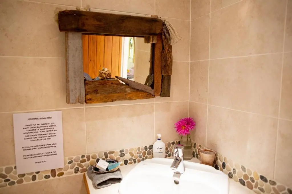 Cosy Cottage ground floor bedroom ensuite with private entrance