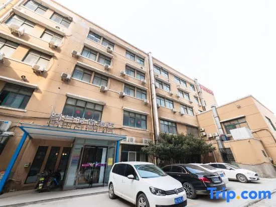 Roland Fashion Hotel (Zhengzhou Wanjin City Futa East Subway Station Store)