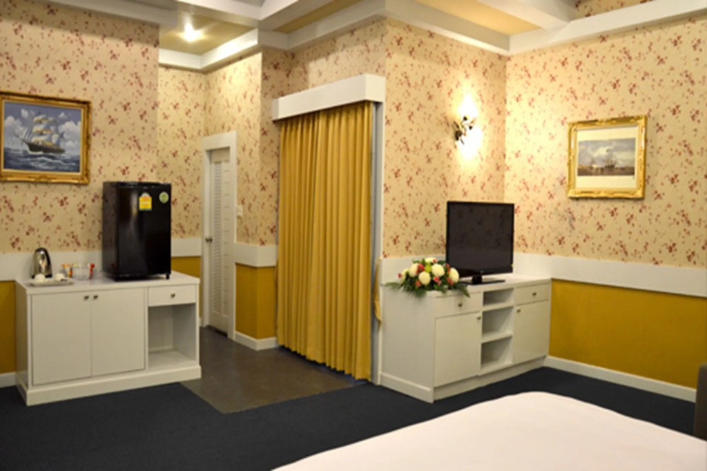 Raya Grand Hotel