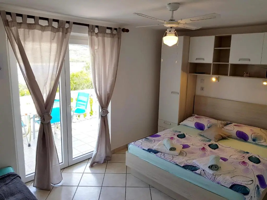Apartment With 2 Bedrooms in Pag, With Wonderful sea View, Enclosed Ga