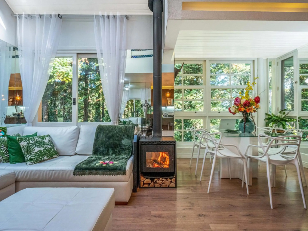 Apartamento Bela Floresta Gramado-RS Sossego na NATUREZA! Ótima LOCALIZAÇÃO LAGONegro 500m - com LAREIRA - 02 Quartos para FAMILIA em CONDOMINIO FECHAD0, cozinha completa com GARAGEM e portaria 24h - PETFRIENDLY