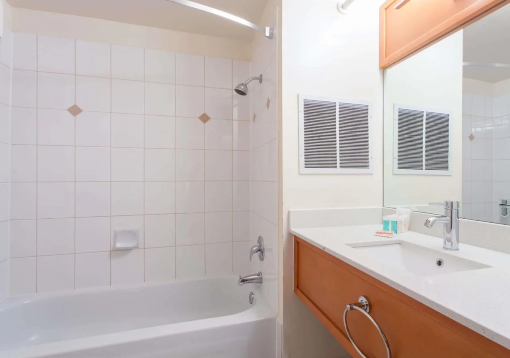 Howard Johnson Hotel by Wyndham Vancouver Downtown